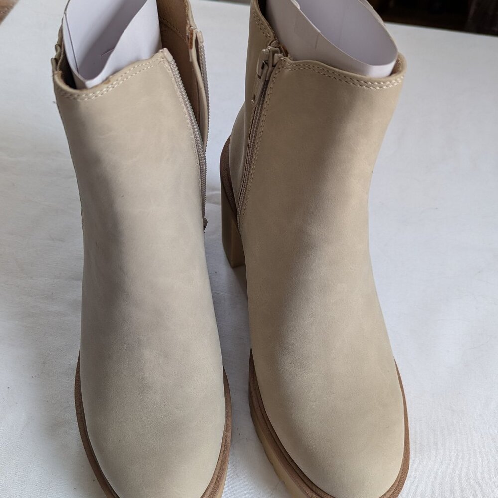 Dolce Vita dune (sand) suede boots